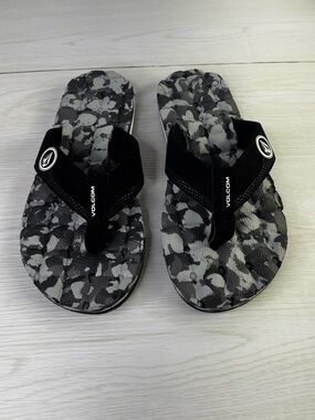Volcom Recliner Sandals in a grey camo pattern size 8